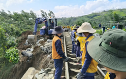 Ngành đường sắt khắc phục sự cố sau bão số 13