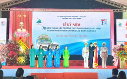 Trường THCS Dịch Vọng đón nhận Huân chương Lao động hạng Ba