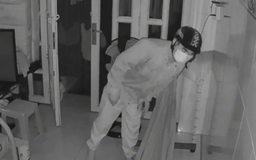 Kẻ trộm đột nhập phòng ngủ khi chủ nhà say giấc