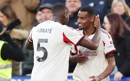 Isak tỏa sáng, Liverpool tạm thời giải tỏa áp lực