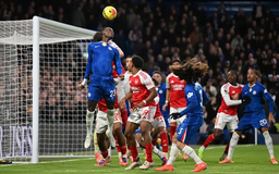 Arsenal chia điểm với Chelsea trong thế hơn người