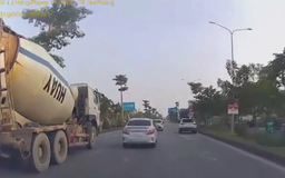 Ô tô con bị đâm xoay ngang vì đi sát xe bồn