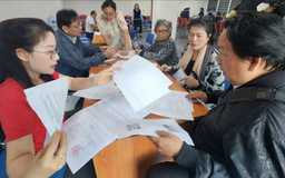 Người dân bên hồ Hoàn Kiếm nhận tiền tỷ bồi thường mặt bằng