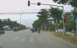Xe máy vượt đèn đỏ gây tai nạn giao thông