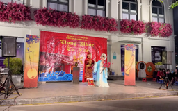 Nghe hát cải lương trên phố đi bộ Hồ Gươm | Hà Nội đến để yêu | 11/12/2025
