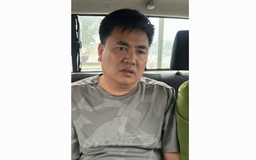 Tạm giữ đối tượng đẩy CSGT vào đầu xe tải