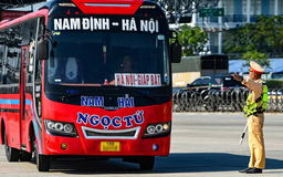 Ra quân xử lý xe khách vi phạm trên cao tốc