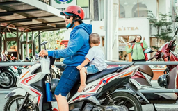Bảo đảm an toàn cho trẻ em trên xe máy, xe đạp