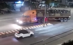 Nguy hiểm xe tải chở hàng nặng lật ngay tại khúc cua