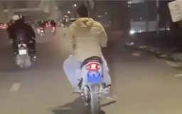 Phạt người lái xe máy biển xanh không đội mũ bảo hiểm