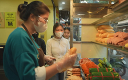Xếp hàng mua bánh mì giữa lòng Hà Nội