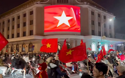 Người dân Hà Nội 'đi bão' ăn mừng U22 Việt Nam vô địch