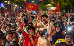 Người hâm mộ Thủ đô ăn mừng U22 Việt Nam chiến thắng