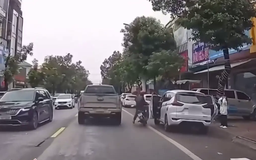 Tài xế mở cửa xe gây va chạm với xe khác