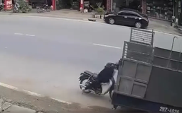 Xe máy lao vào đuôi ô tô tải