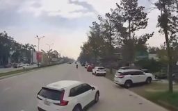 Ô tô con liên tục chuyển làn gây mất an toàn giao thông