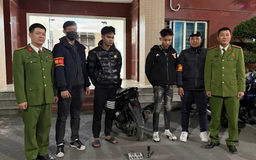 Bắt giữ hai đối tượng mang kiếm và bình xịt hơi cay