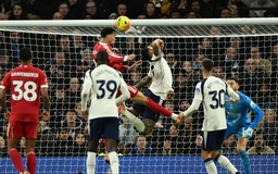 Liverpool thắng Tottenham trong trận cầu nghẹt thở tại Anfield