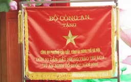 Công an phường Cầu Giấy nhận Cờ thi đua của Bộ Công an