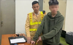Khống chế đối tượng mang hung khí tham gia giao thông