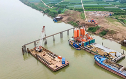 Thi công cầu Ngọc Hồi vượt sông Hồng