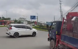Xe tải đâm ngang sườn xe con khi cố vượt