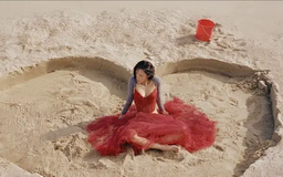 Hwasa xác lập kỳ lục với 'Good Goodbye'