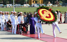 Đại biểu dự Đại hội thi đua yêu nước vào Lăng viếng Bác