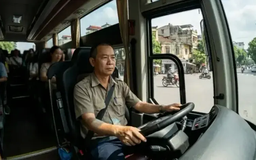 Lái xe buýt, xe trên 29 chỗ không quá 57 tuổi