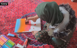 Họa sĩ không tay Pakistan vẽ nên nghị lực bằng đôi chân