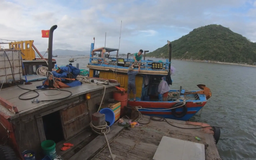 Ngư dân sửa chữa tàu thuyền vươn khơi