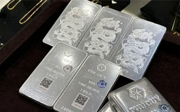 Giá bạc giảm nhẹ, người dân vẫn xếp hàng chờ mua