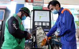 Giá xăng tăng, giá dầu giảm