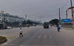 Nguy hiểm khi xe tải vượt đèn đỏ