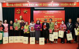 Phường Cửa Nam thăm, tặng quà người khuyết tật