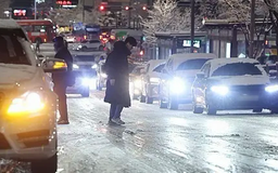 Seoul tăng cường tàu điện ngầm buổi sáng do tuyết rơi dày
