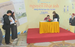 Nhà văn Nguyễn Nhật Ánh ký tặng sách mới cho bạn đọc