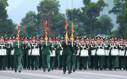 Kiểm tra huấn luyện khối đi bộ diễu binh, diễu hành A80