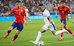 Tại sao Omari Hutchinson là người được săn đón nhất Premier League?