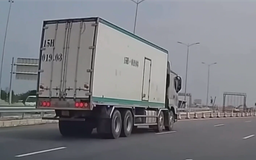 Chuyển làn ẩu, ô tô gây tai nạn cho xe máy