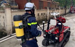 Sử dụng robot chữa cháy diễn tập phương án PCCC