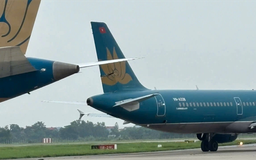 Đình chỉ bốn phi công vụ va quệt máy bay