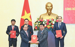 Chủ tịch Quốc hội trao quyết định công tác cán bộ