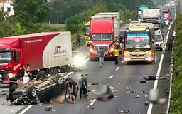 Ô tô nổ lốp trên cao tốc, năm người thương vong