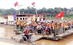 Vận hành lại phà quân sự ở khu vực cầu Phong Châu