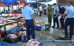 Khởi tố 5 bị can trong vụ buôn bán thịt lợn chết