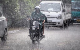Mây dông kéo về, Hà Nội mưa to kèm lốc, sét