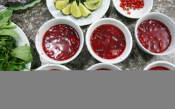 Hai người tử vong sau khi ăn tiết canh lợn