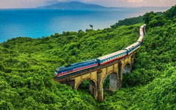 Nhiều chuyến tàu đến các điểm du lịch kín chỗ dịp hè