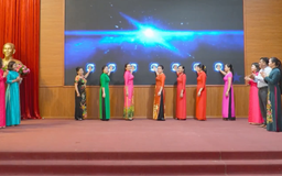 Phụ nữ xã Nội Bài thi đua thực hiện công tác số hoá